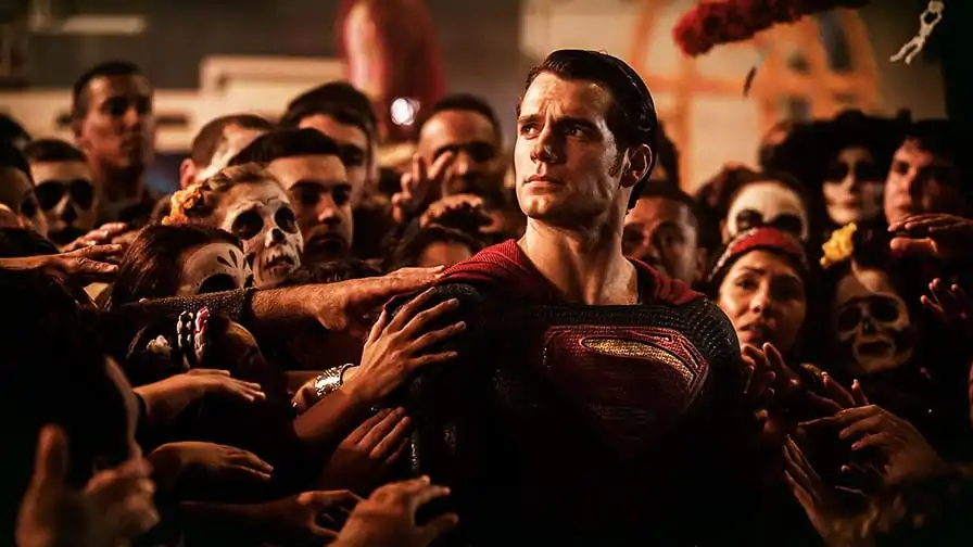 Henry Cavill faz vídeo bizarro após rumores sobre ele ter deixado o papel de Superman