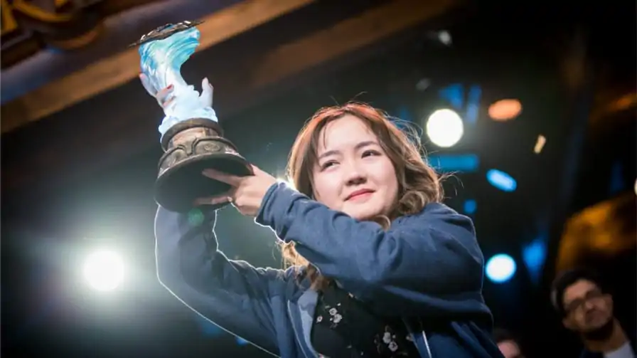 Hearthstone: Chinesa VKLiooon se torna a primeira mulher a vencer campeonato mundial da modalidade