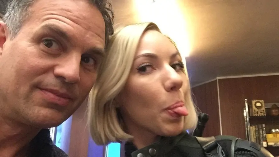 Mark Ruffalo posta foto com Scarlett Johansson para parabenizar equipe do filme – CONFIRA!